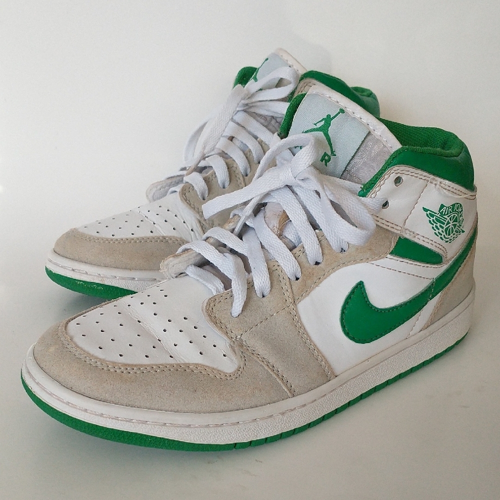 Jordan Women's Sneakers in Green and White. Size-7US,38EU,24cm